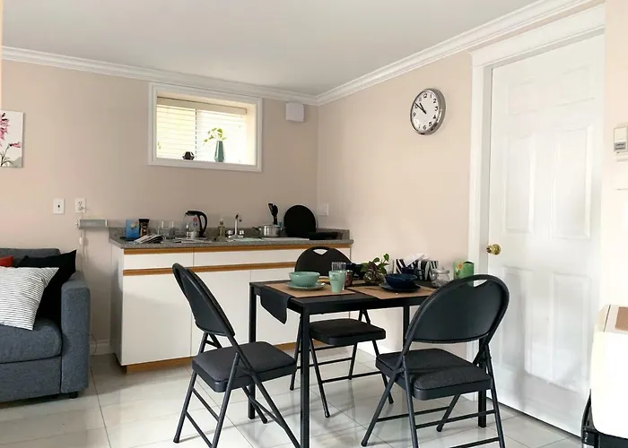 Pousada privada: Perfect Location - Entire Suite Private Entrance With Private Bathroom & Living Room - 5 Mins Walk To Skytrain & Restaurant & Banks, 2 Stops To Metrotown, 5 Stops To Downtown