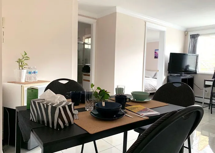 Pousada privada: Perfect Location - Entire Suite Private Entrance With Private Bathroom & Living Room - 5 Mins Walk To Skytrain & Restaurant & Banks, 2 Stops To Metrotown, 5 Stops To Downtown