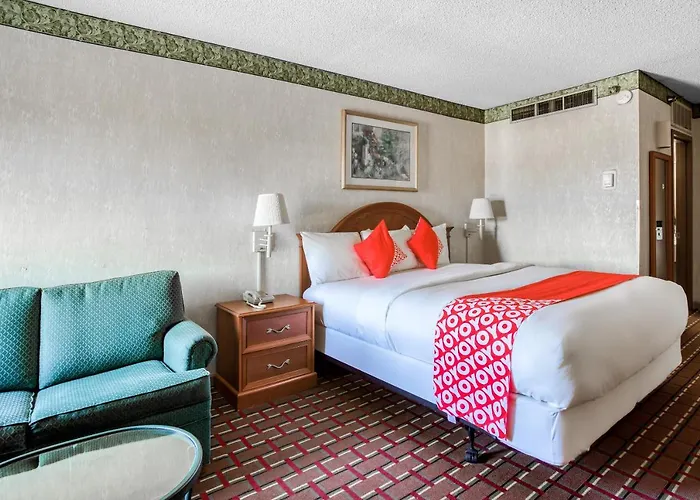 Hotel near College: Oyo Hotel Tulsa I-44 Midtown