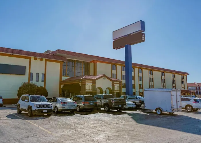 Hotel near College: Oyo Hotel Tulsa I-44 Midtown