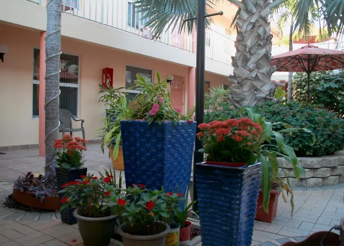 Lago Mar Motel And Apartments